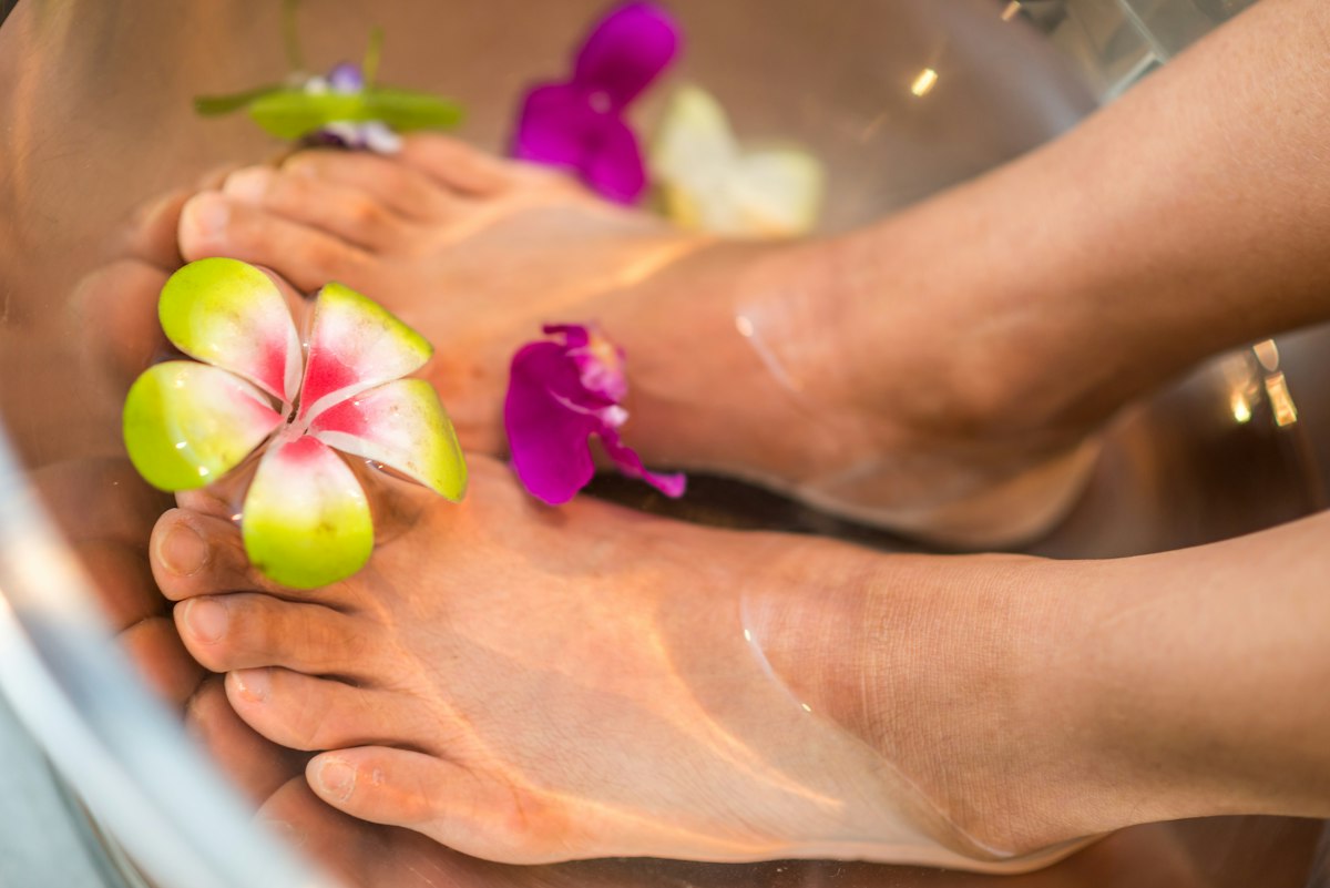Cẩm Nang Chăm Sóc Gót Chân & Móng Chân Chuẩn Spa: Trị Nứt Nẻ Mềm Mại Như Lụa