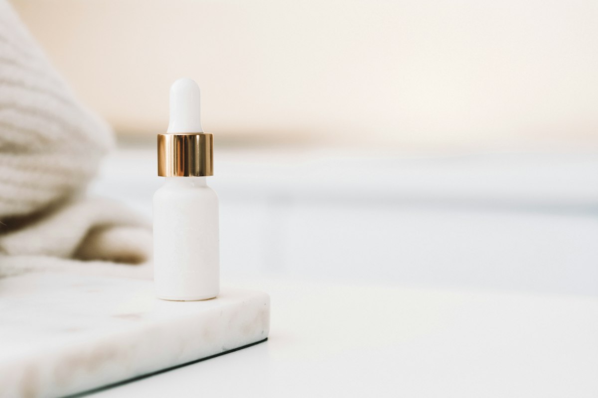 Phương Pháp Rửa Mặt Làm Sạch Kép Double Cleansing: Đánh Bay Mụn Cám & Bít Tắc Nang Lông
