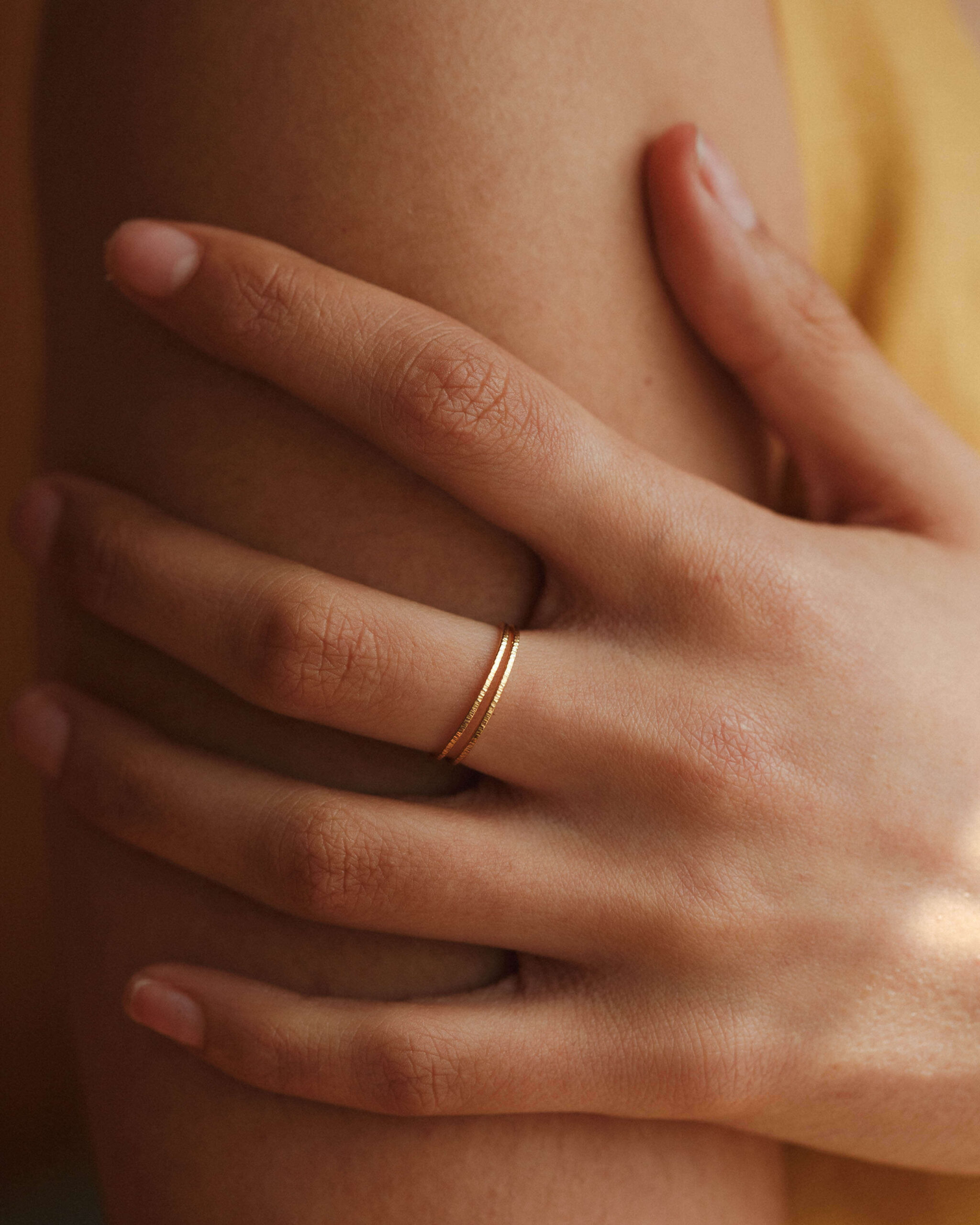 Nhẫn Gõ Vân Búa Thủ Công GLDN Dainty Hammered Ring chính hãng