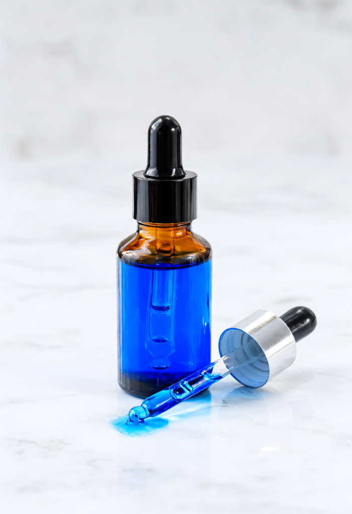 Chai serum Peptide đồng màu xanh ngọc bích quý giá trên mặt đá cẩm thạch trắng