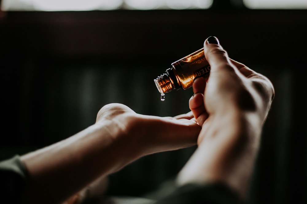 Massage da đầu kích thích lưu thông máu khi gội đầu