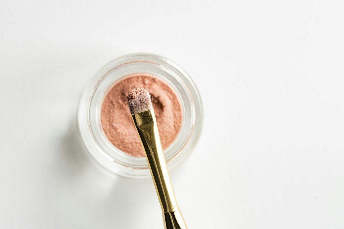 Trang điểm tone Tây cut crease sắc sảo bờ môi nude căng mọng