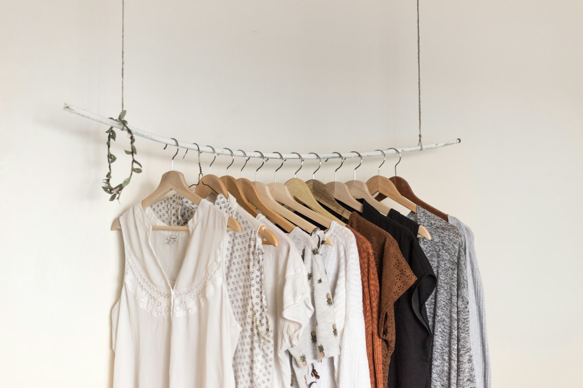 Xây Dựng Tủ Quần Áo Tối Giản Capsule Wardrobe: 30 Món Đồ Biến Hóa Hơn 100 Outfits